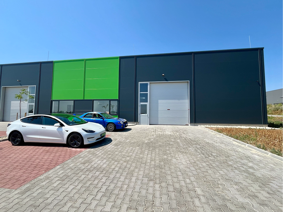 A ProAuto műhelye belülről, szervizállásokkal és emelőkkel